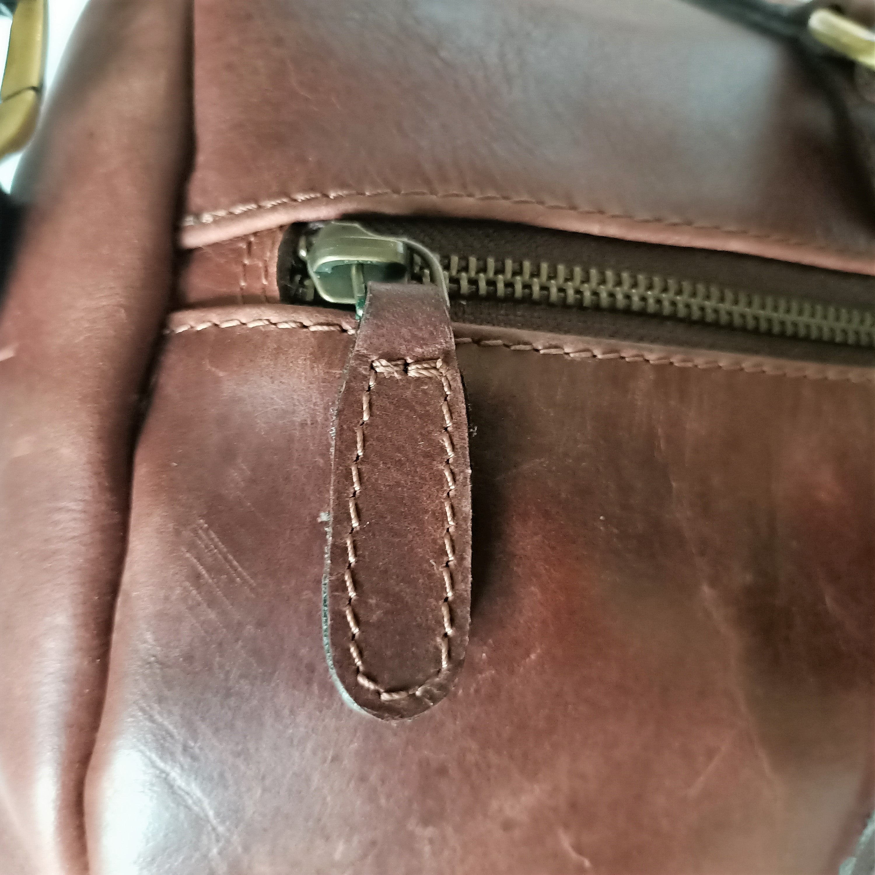 Temno rjav usnjen duffel nahrbtnik