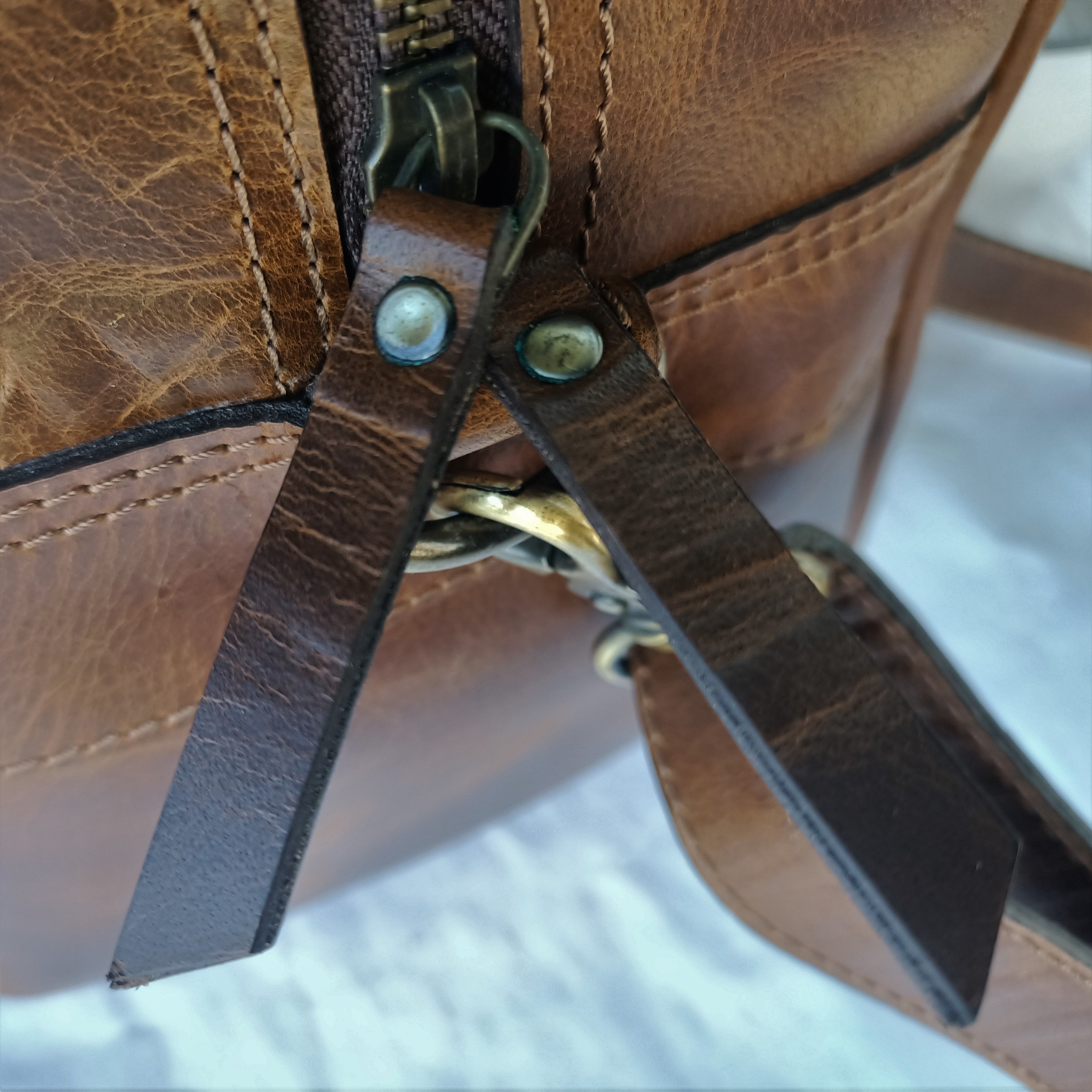 Elegantna mini potovalna torba iz sijoče Hunter usnjene