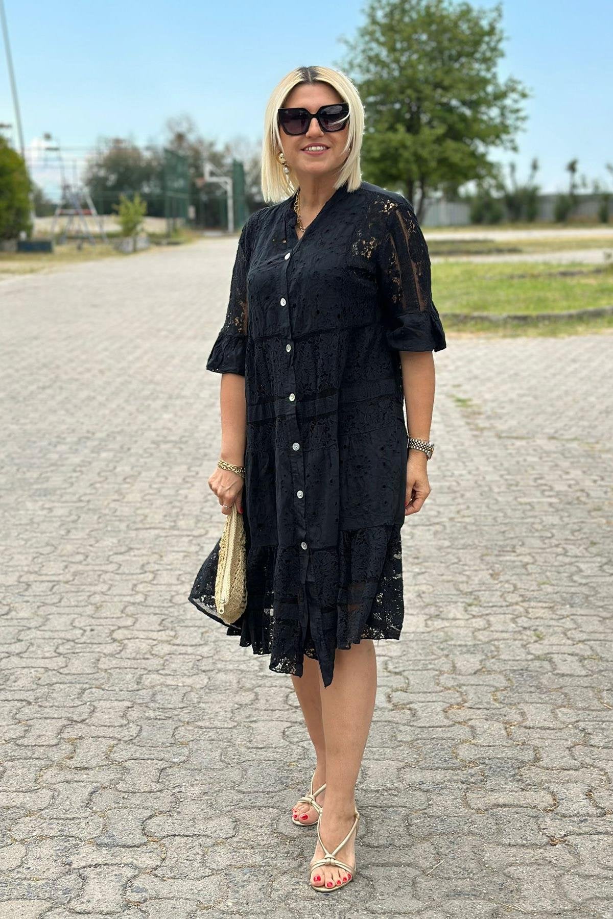 Mirelle – Časovno neomejena obleka z rafiniranimi detajli