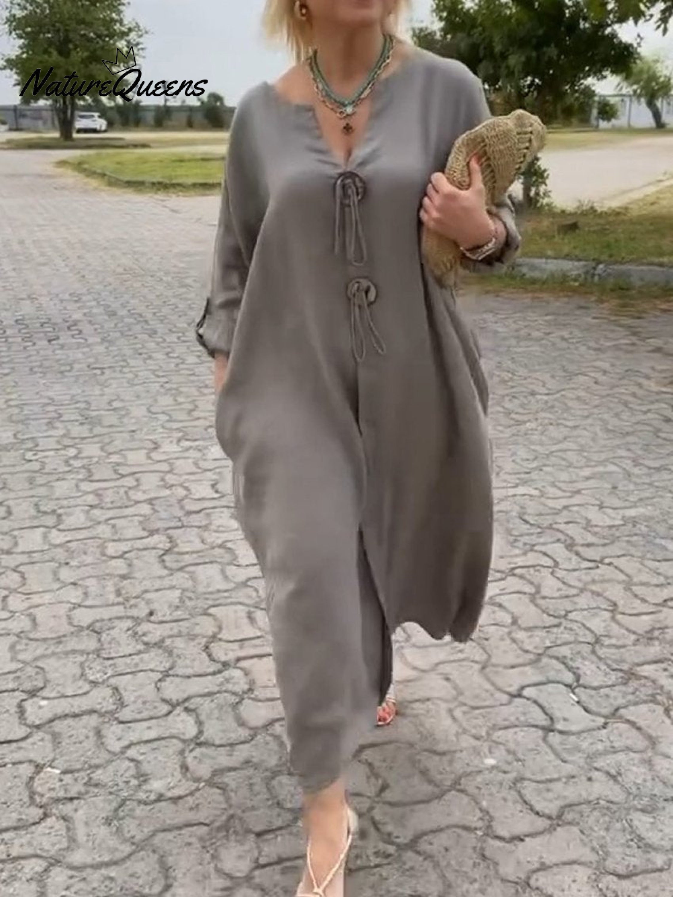Noor – Dolga obleka z lesenimi detajli in širokimi rokavi