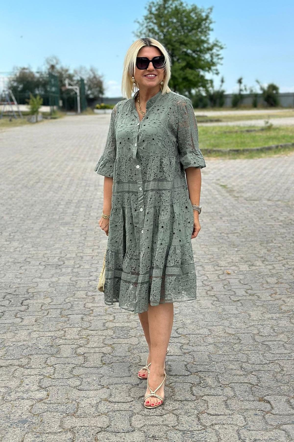 Mirelle – Časovno neomejena obleka z rafiniranimi detajli